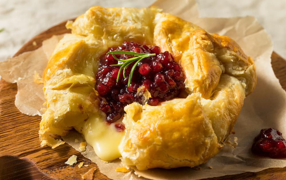 Queijo brie na massa folhada é a receita perfeita para ostentar na ceia