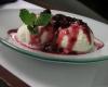 Frozen iogurte com calda de frutas vermelhas