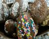 Cesta de ovo de chocolate com ovinhos variados