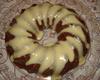Bolo de canela com cobertura de chocolate branco
