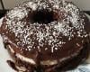 Bolo de chocolate com cobertura de chocolate e recheio de coco