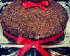 Bolo de chocolate com recheio de morango e palitinhos