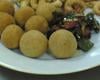 Bolinho de batata recheado com queijo e presunto