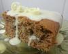 Bolo de canela com cobertura de chocolate branco