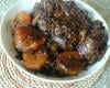Carne assada com batatas douradas