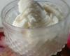 Frozen iogurte com calda de frutas vermelhas