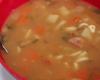 Sopa de feijão com macarrão de letrinhas e linguiça