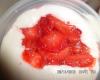 Sobremesa rápida de morango com creme