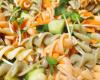 Salada de macarrão fusilli