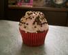 Cupcake de chocolate com merengue de morango super fácil