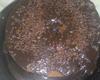 Bolo de chocolate de microondas com calda de falso brigadeiro