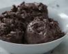 Sorvete de biscoito de chocolate recheado com baunilha
