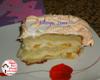 Bolo creme com pêssegos, cobertura de marshmallow e frutas