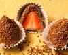 Bombom de brigadeiro com morango