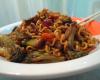 Yakisoba de carne com marcarrão lámen