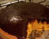 Bolo de cenoura com calda de chocolate
