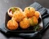 Bolinho de mandioca recheado com frango no tucupi