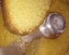 Bolo de fubá com queijo parmesão