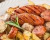 Linguiça assada com batatas