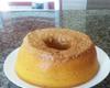 Bolo de cenoura e cobertura de leite condensado cozido com coco