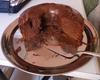 Bolo de chocolate com ameixas