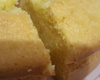 Bolo de fubá com queijo parmesão