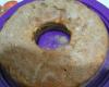 Bolo de maçã com cascas e uva passas