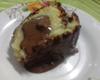 Bolo de melão com calda de chocolate