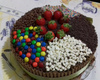 Bolo de chocolate com recheio de morango e palitinhos