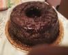 Bolo de chocolate com cobertura de chocolate e recheio de coco