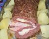 Rocambole de carne moída com queijo e presunto