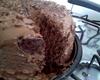Bolo de chocolate de microondas com calda de falso brigadeiro
