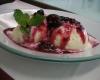 Frozen iogurte com calda de frutas vermelhas