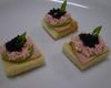 Canapé de lombo, abobrinha, queijo gouda e caviar