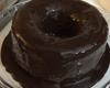 Bolo fofinho de chocolate com cobertura cremosa.