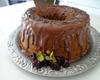 Bolo de frutas com cobertura de chocolate