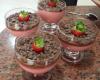 Mousse de morango com cobertura de chocolate