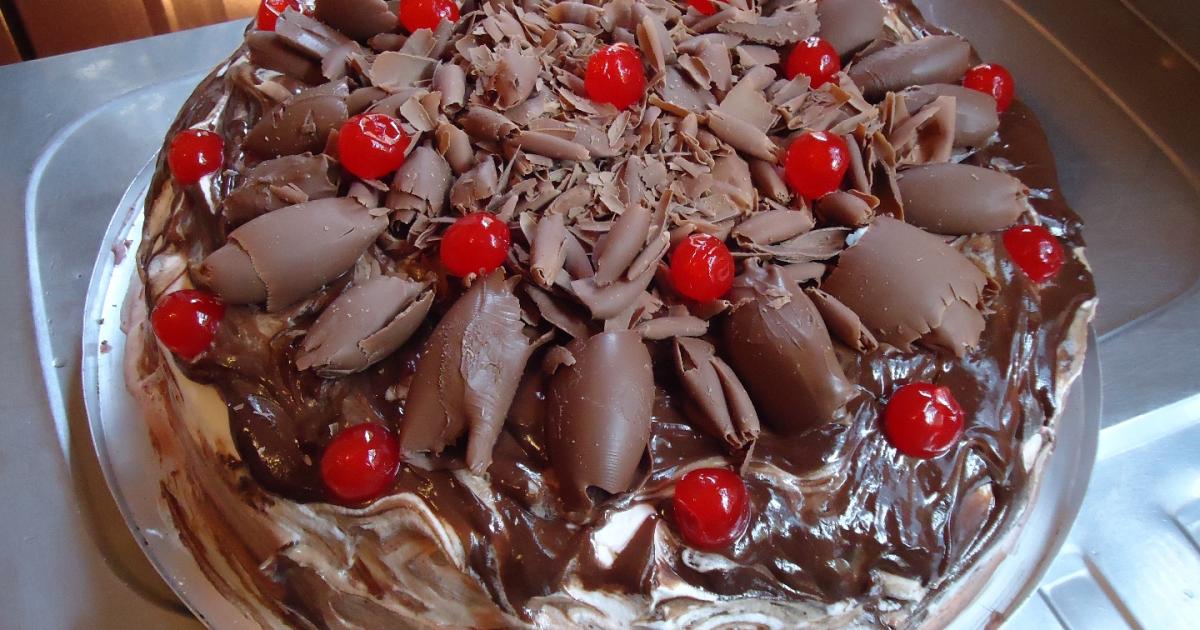 Foto de Bolos Caseiros Com Raspas De Chocolate E Creme Chantilly A