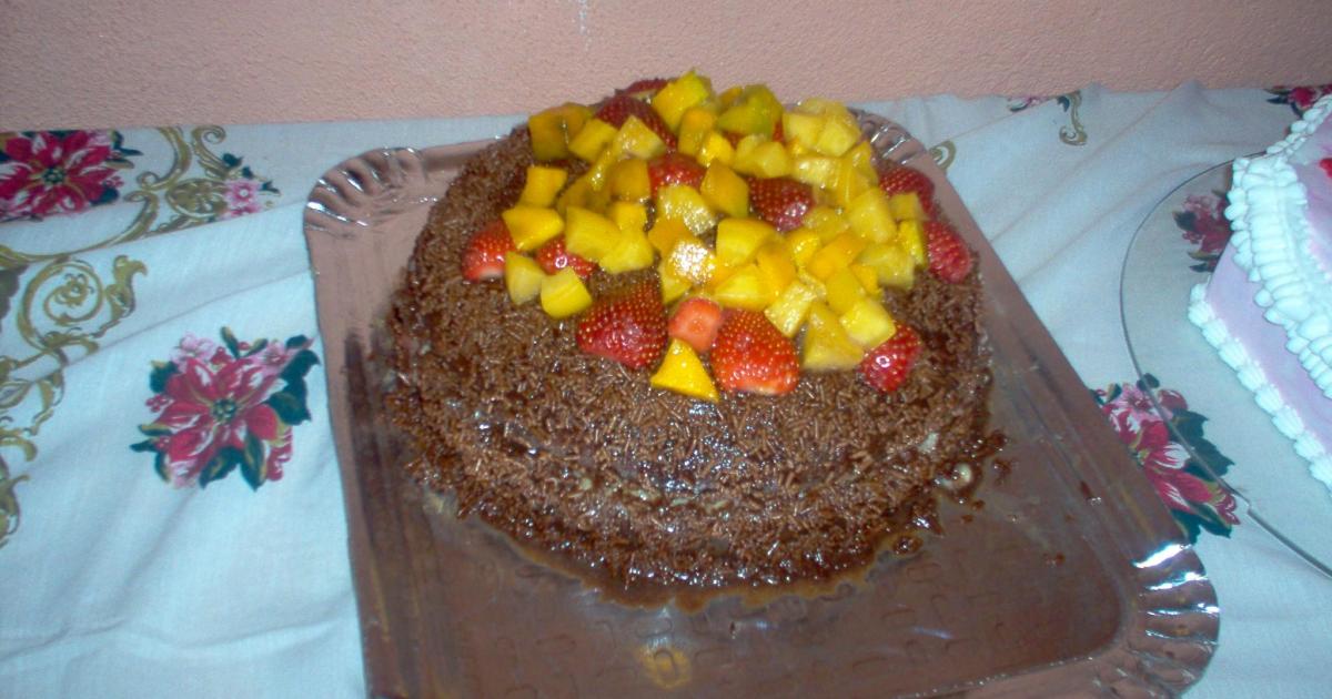 Bolo de chocolate com frutas amarelas