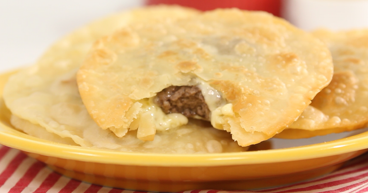 Bolo de chocolate, pastéis e hamburguer