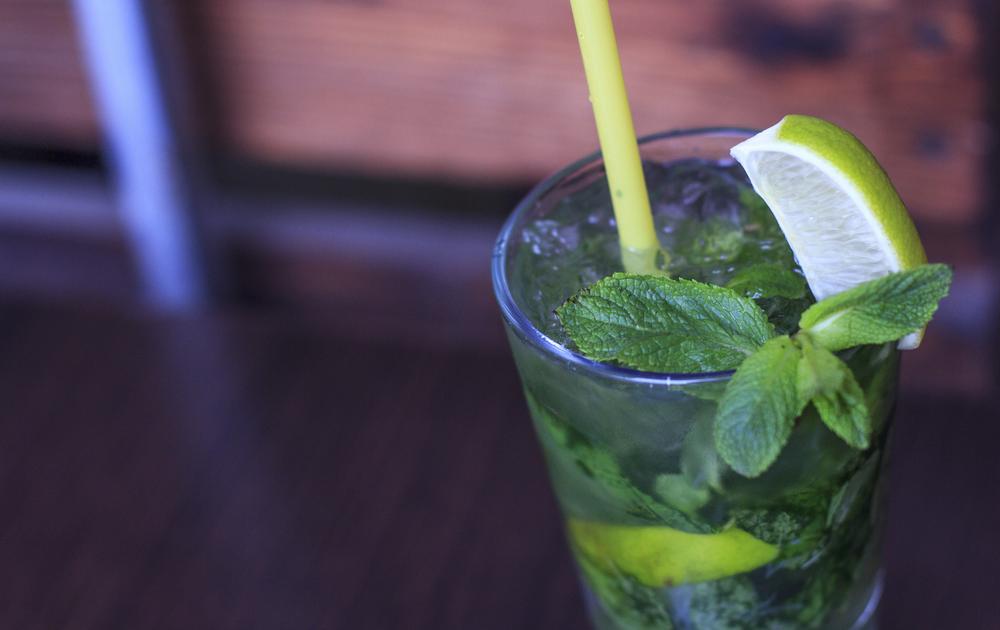 Mojito tradicional é destaque refrescante no menu de drinks do Mascate