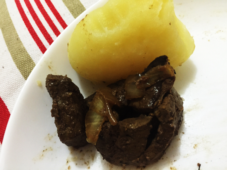 Fígado de boi acebolado, salada, batatas cozidas e fritas