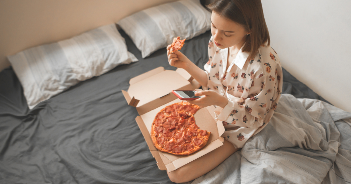 Descubra se comer antes de dormir faz mal - TudoGostoso
