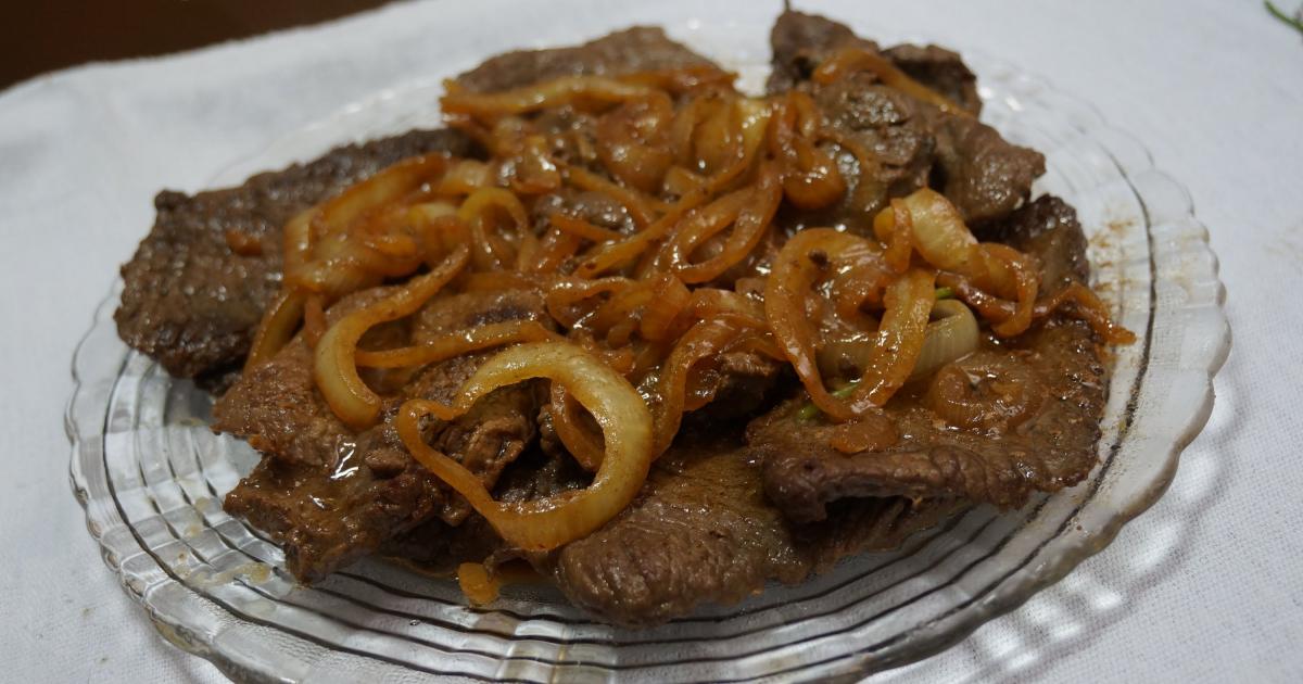 Fígado de boi acebolado - muito macio e saboroso