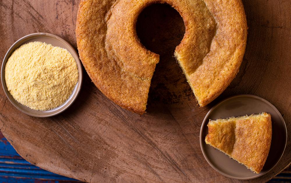 Bolo de fubá tradicional: aprenda a receita da vovó para o seu café