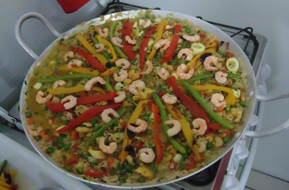 paella com frango e frutos do mar na chapa branca. prato espanhol