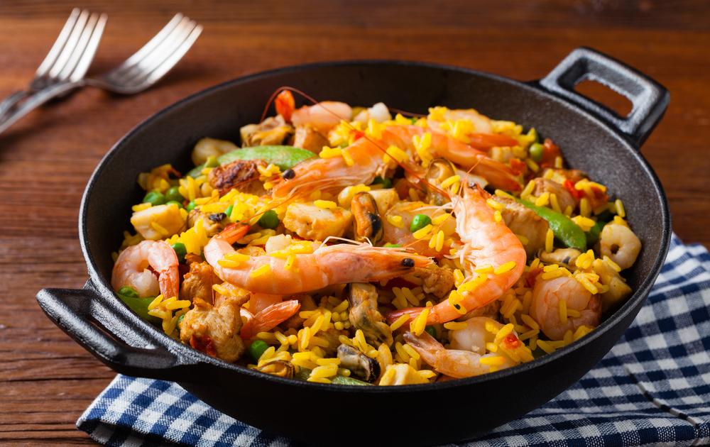 paella com frango e frutos do mar na chapa branca. prato espanhol