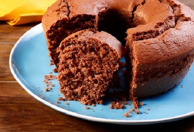 Como fazer bolo de chocolate simples: receita fácil fica fofinha e  molhadinha, Delicioso Receitas