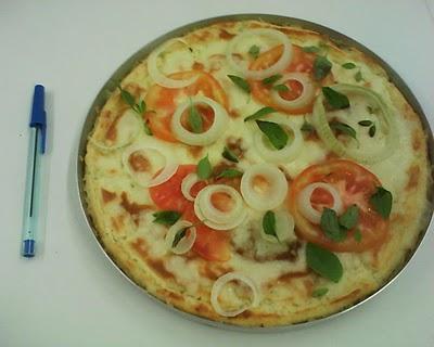 Estava pesquisando umas receitas de pizza no Google e achei essa bizarrice.  Quem corta a pizza assim? Pra mim isso é pior que arroz por cima do feijão.  : r/jovemnerd