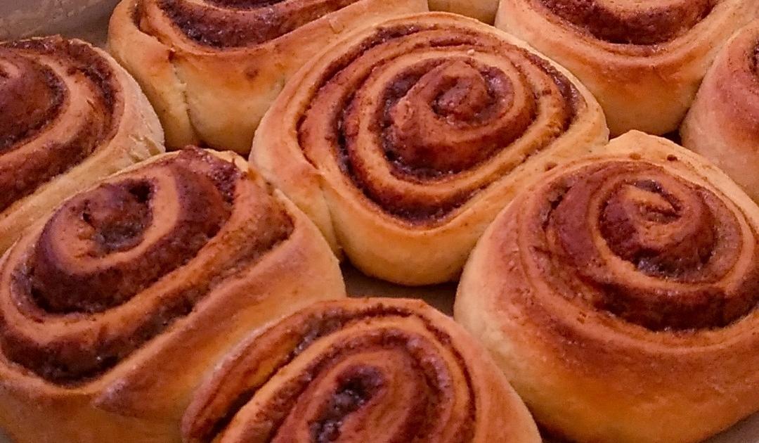 Cinnamon roll é um pãozinho doce de canela que foi criado na
